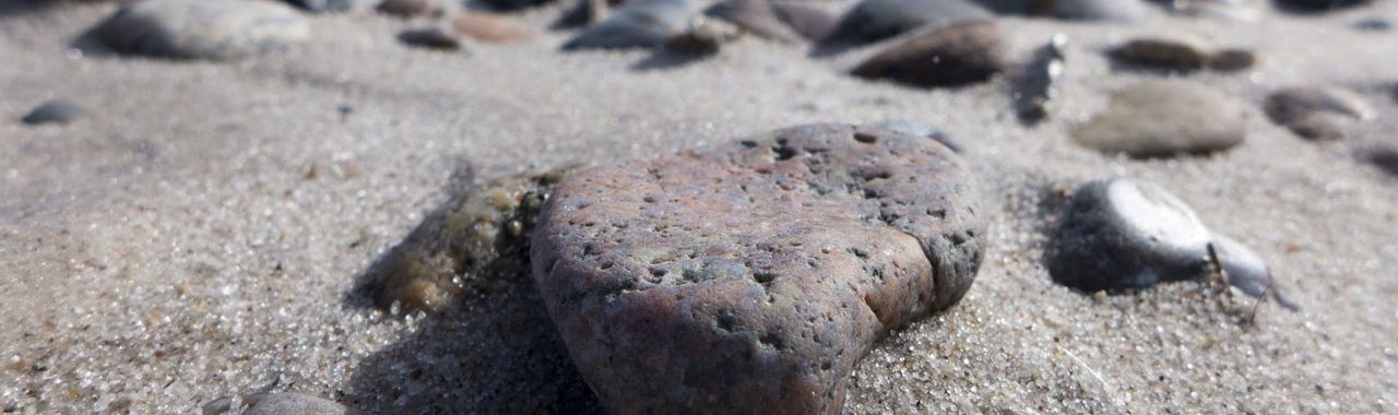 Nahaufnahme von Steinen am Strand